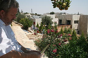 MP David Andersson (UK) foran Caritas Baby Hospital