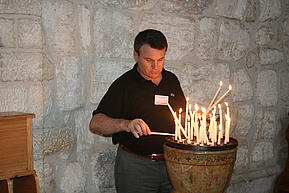 Parlamentsmedlem fra Albania i Fødselskirken