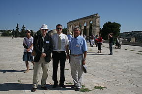 F.v. S. Murud, S. Kobilica og tidl. president i Bosnia på tempelplassen